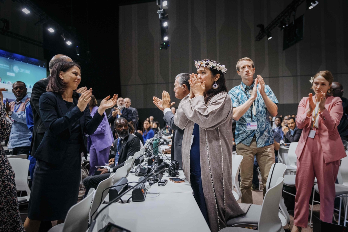 »Bei vielen Freudentränen, aber bei einigen vielleicht auch keine«, sagte Annalena Baerbock nach der Konferenz COP 28. Hier mit Tina Stege von den Marshallinseln – die bald untergehen