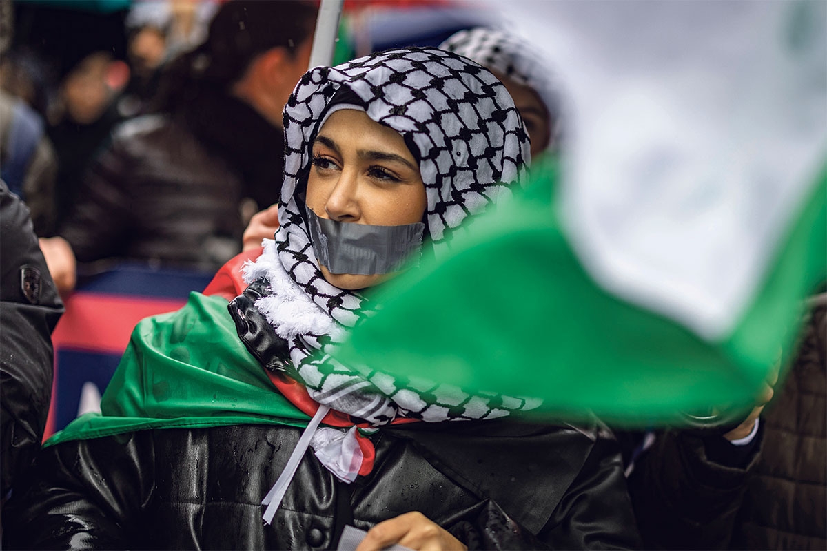 Ihre Stimmen sind laut. Eine Frau klebte sich auf einer israelfeindlichen Demonstration in Düsseldorf am 4. November den Mund zu