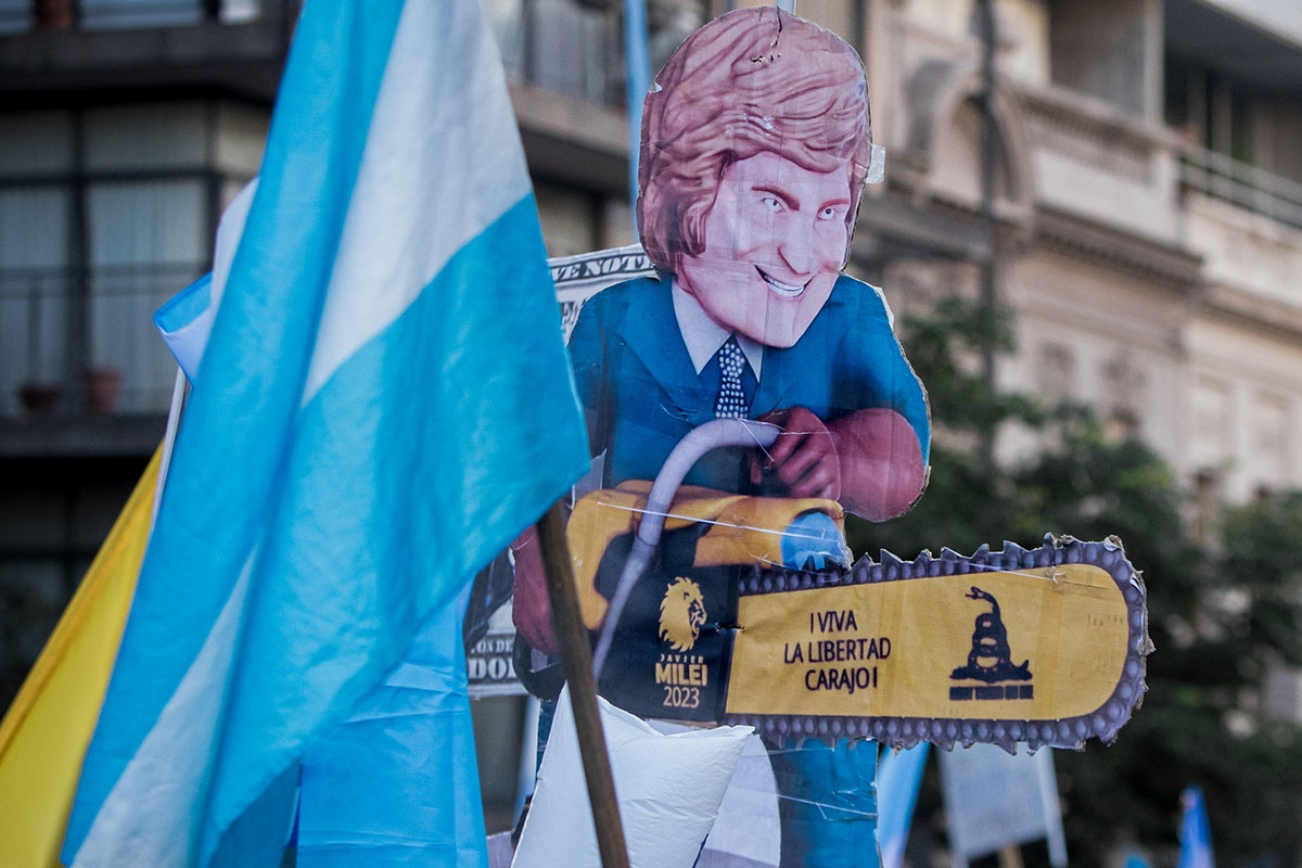 Die Freiheit der phallischen Kettensäge. Figur des neuen argentinischen Präsidenten Javier Milei