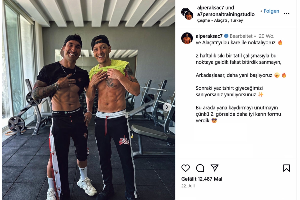 Bauchmuskeln und ein heulender Wolf. Der ehemalige Fußballer Mesut Özil (r.) präsentiert auf Instagram stolz sein Tattoo