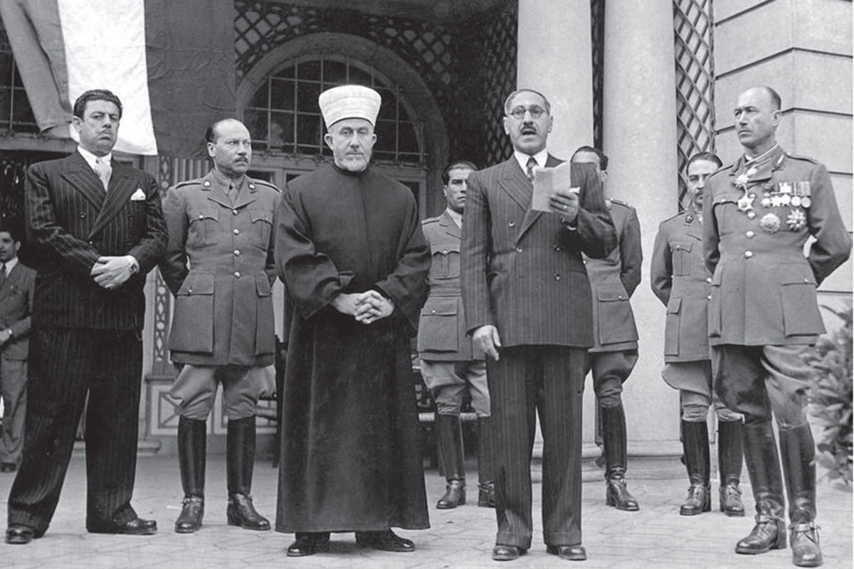 Prominente Nazi-Kollaborateure. Der irakische Putschist Rashid al-Gaylani (2. v. r.) bei einer Rede in Berlin, neben ihm der Großmufti von Jerusalem, ­Mohammed Amin al-Husseini (3. v. l.), 2. Mai 1943