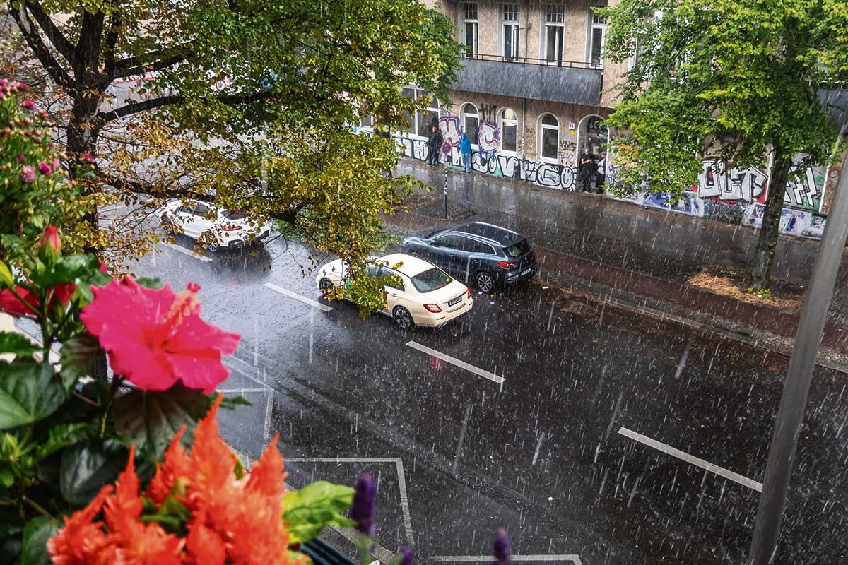 Blick vom Balkon auf eine Neuköllner Straße bei Regen