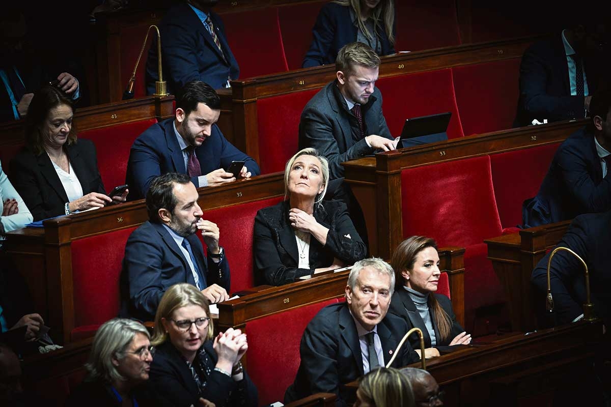 Rechtsextreme Unterstützung. Marine Le Pen (Mitte) vom Rassemblement national in der Nationalversammlung, 19. Dezember