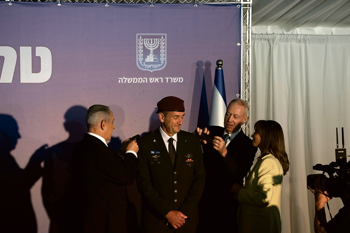 Ministerpräsident Netanyahu befördert den Generalstabschef der israelischen Streitkräfte, Herzi Halevi (rechts)