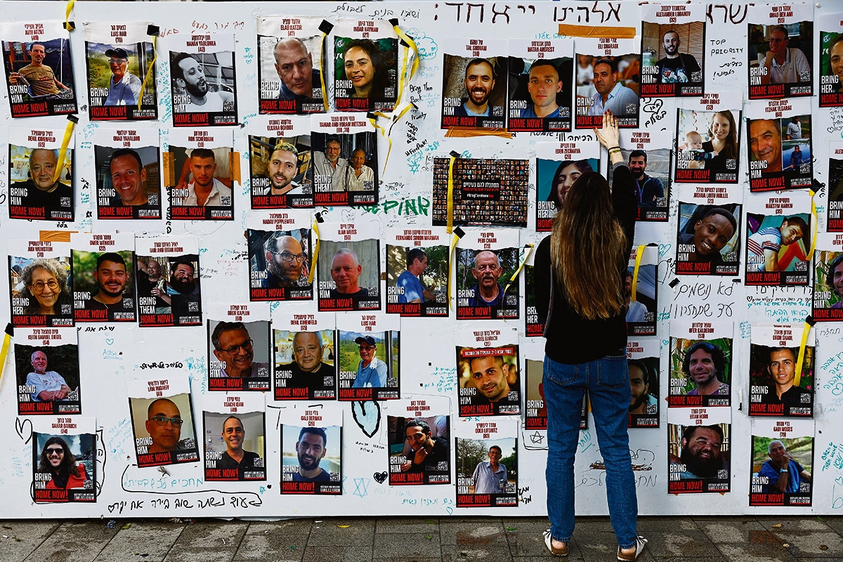 Ihre Gesichter berühren – eine Regung, die ­Antisemiten fremd ist. Eine Wand mit Plakaten von Hamas-Geiseln in Tel Aviv am 6. Dezember