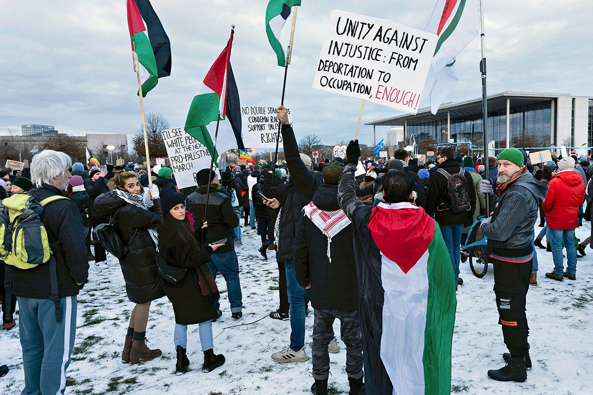 Anti-Israel-Demonstrant:innen vor dem Bundestag