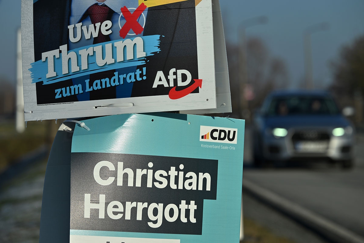 Wahlplakate AfD-Thrum gegen den Herrgott