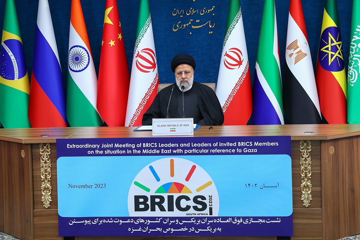 Bündnis gegen den Westen: Der iranische Präsident Ebrahim Raisi hält während des BRICS-Gipfels in Teheran im November eine Rede