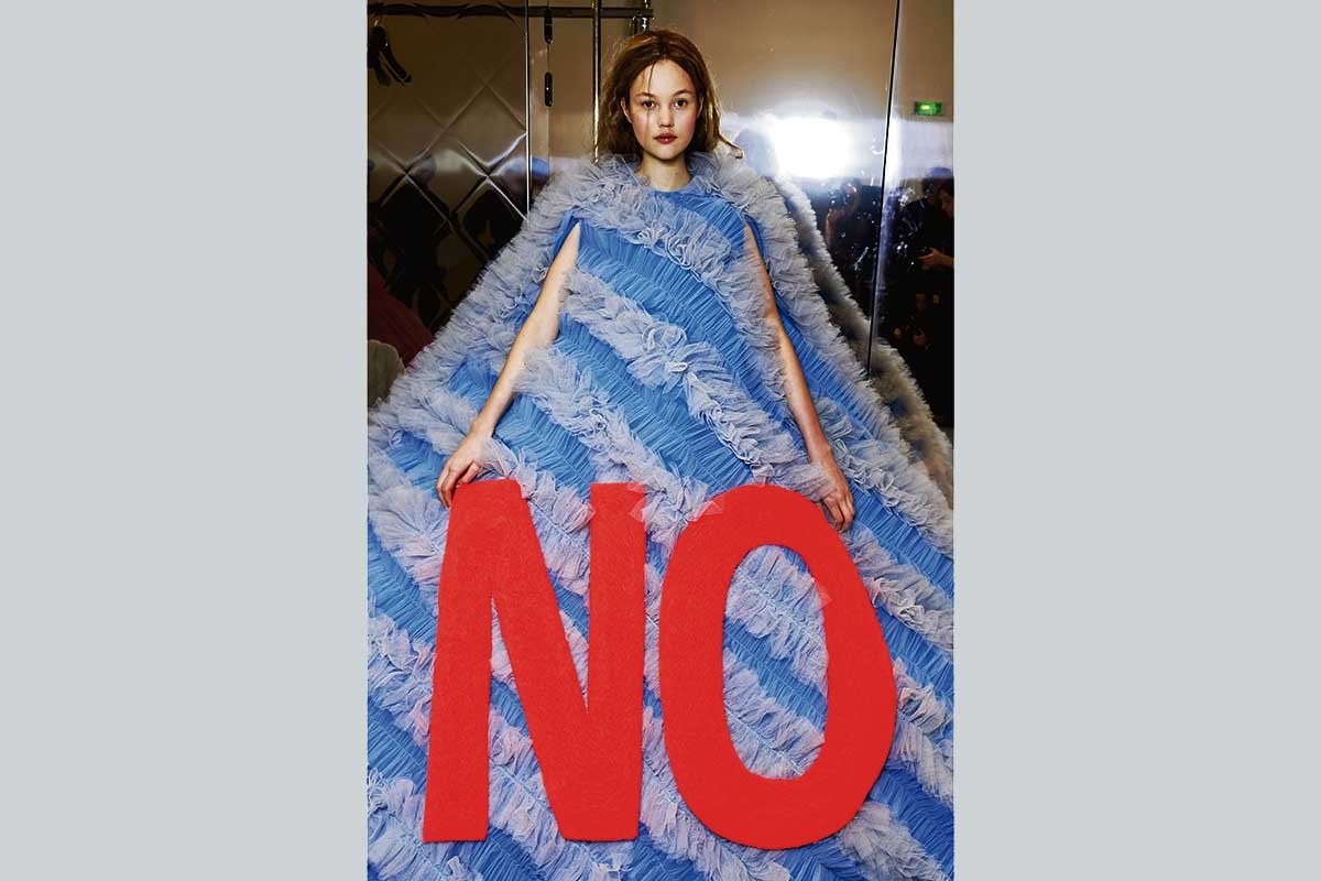 Nein - das wohl stärkste Wort in jeder Sprache der Welt. Ein Model mit einem Kleid von Viktor & Rolf während der Pariser Fashion Week 2019