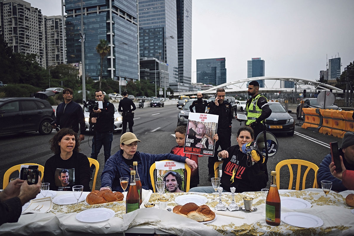 Bring them home. Freunde, Familie und Unterstützer der Geiseln blockieren eine Straße in Tel Aviv und fordern deren Freilassung, 23. Februar