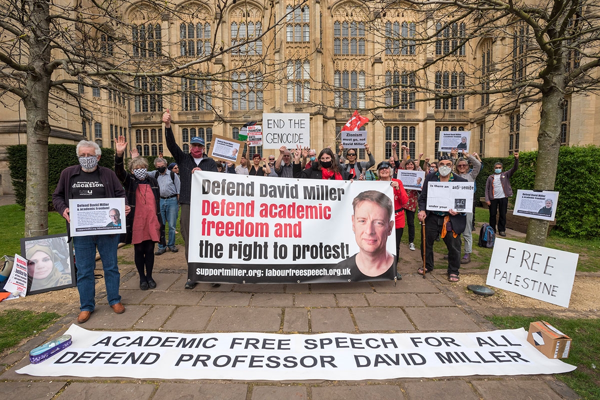 Millers Fanclub. Protest zur Unterstützung von David Miller an der Universität Bristol im März 2021