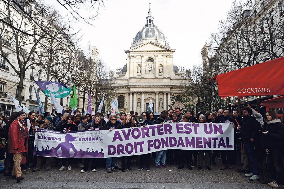 »Die Frauen entscheiden! Abtreibung ist ein Grundrecht«. Demonstration auf der Place de la Sorbonne in Paris, 28. Februar