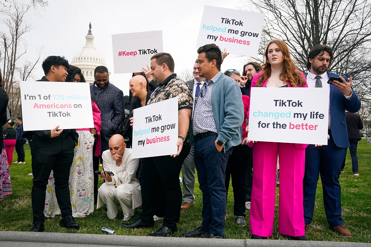Die Generation Tiktok trifft sich im »echten Leben«. Proteste gegen ein mögliches Verbot von Tiktok in den USA (13. März, Washington, D.C.)