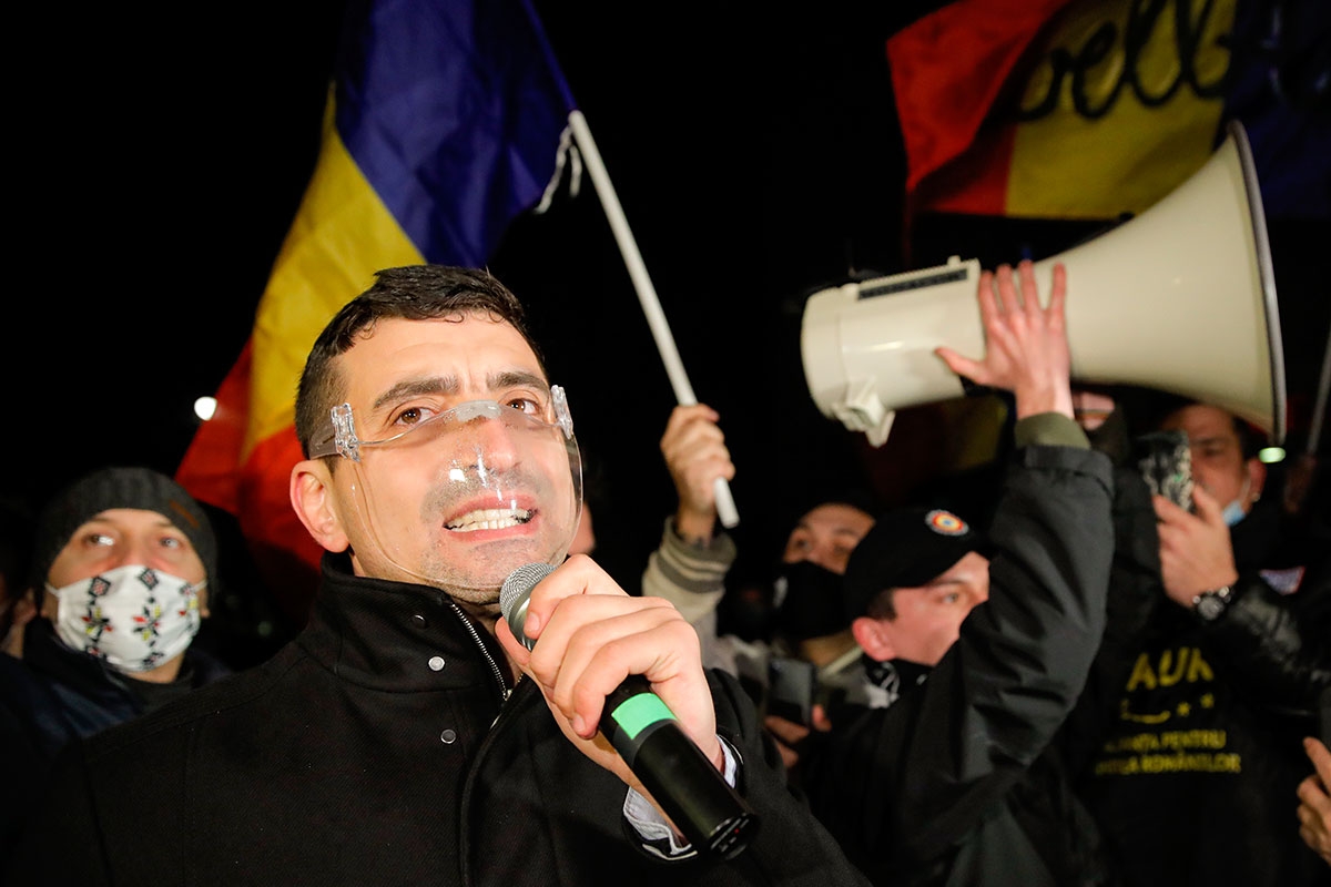 Inszeniert sich schon länger als Anti-System-Opposition: der rechte Politiker George Simion, hier bei einer »Corona-Demo« im Januar 2021 in Bukarest
