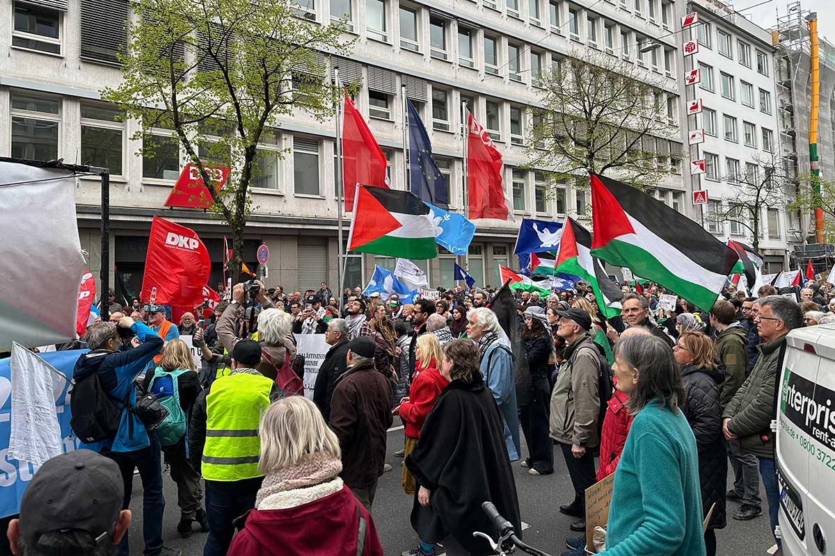 Querdenker-Ostermarsch in Düsseldorf. Gut ein Drittel der vielleicht 400 Demonstrierenden schloss sich einem »propalästinensischen« Block an