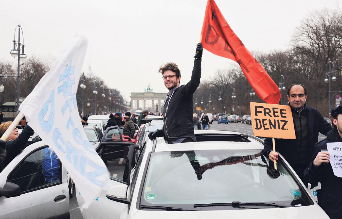 Freiheit für Deniz Yücel forderten die Teilnehmer eines Autokorsos am Wochenende in Berlin