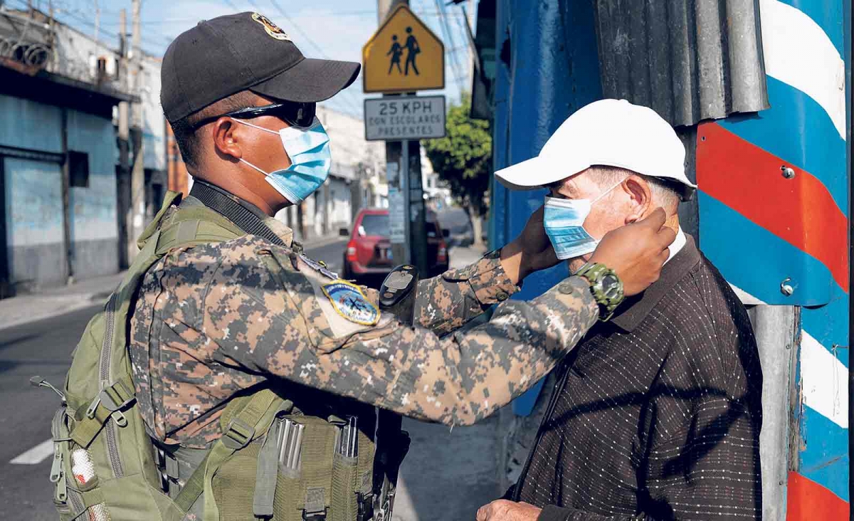 Immer hilfsbereit, wenn sie nicht gerade schießen. Checkpoint in San Salvador, 20. April
