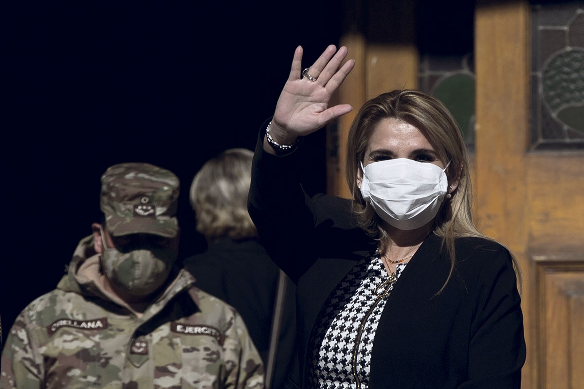 Zum Glück trug sie eine Gesichtsmaske, denn die schützt nicht davor, sich selbst, sondern davor, andere anzustecken: Die ­bolivianische Interimspräsidentin Jeanine Áñez hat sich mit Sars-CoV-2 infiziert