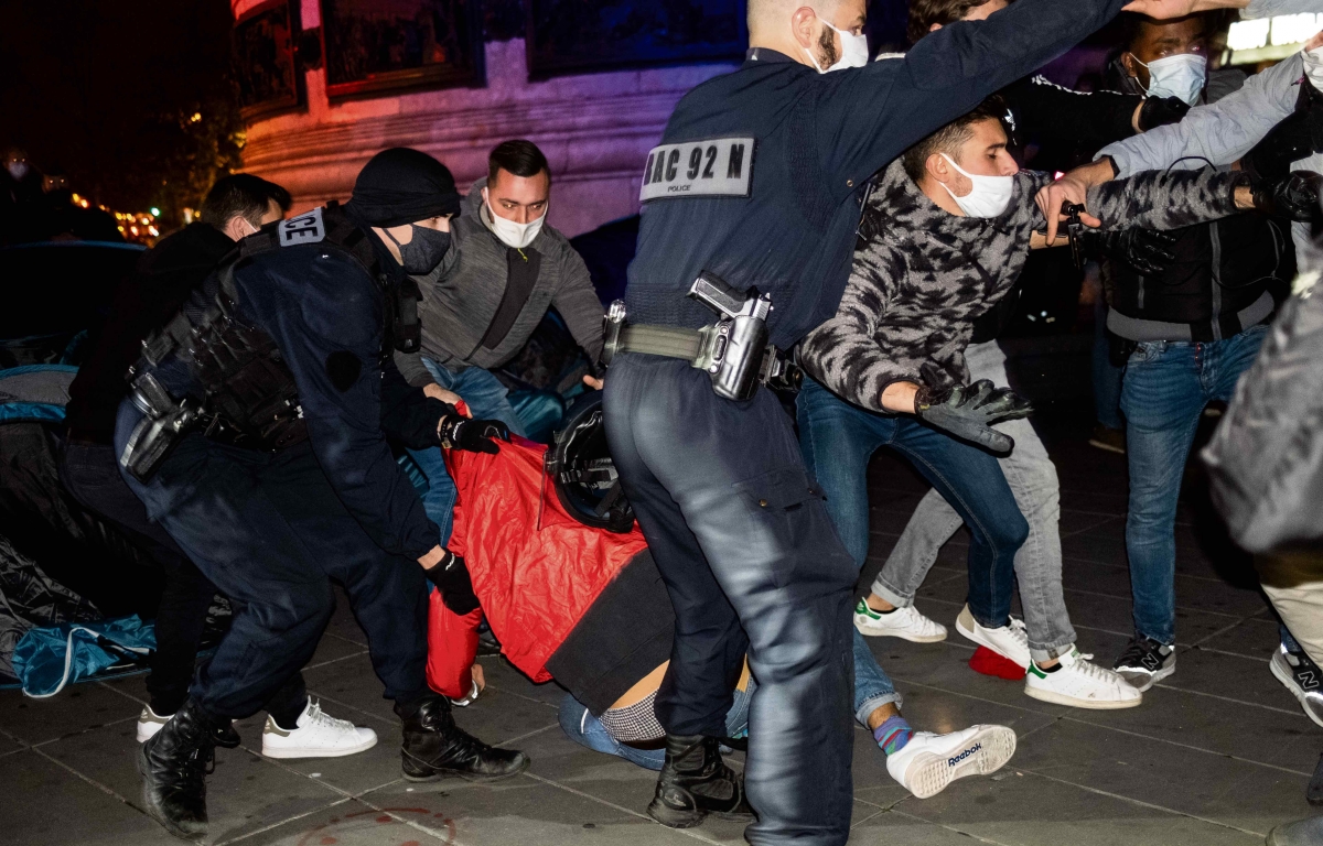 Polizisten räumen ein Migrantencamp in Paris
