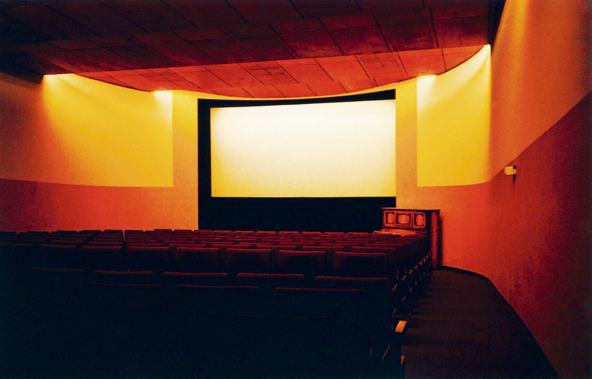 Blick in einen leeren Kinosaal
