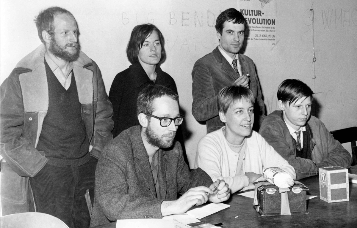 Sechs der Puddingattentäterinnen und -attentäter der Kommune 1 auf einer Pressekonferenz in Berlin am 7. April 1967