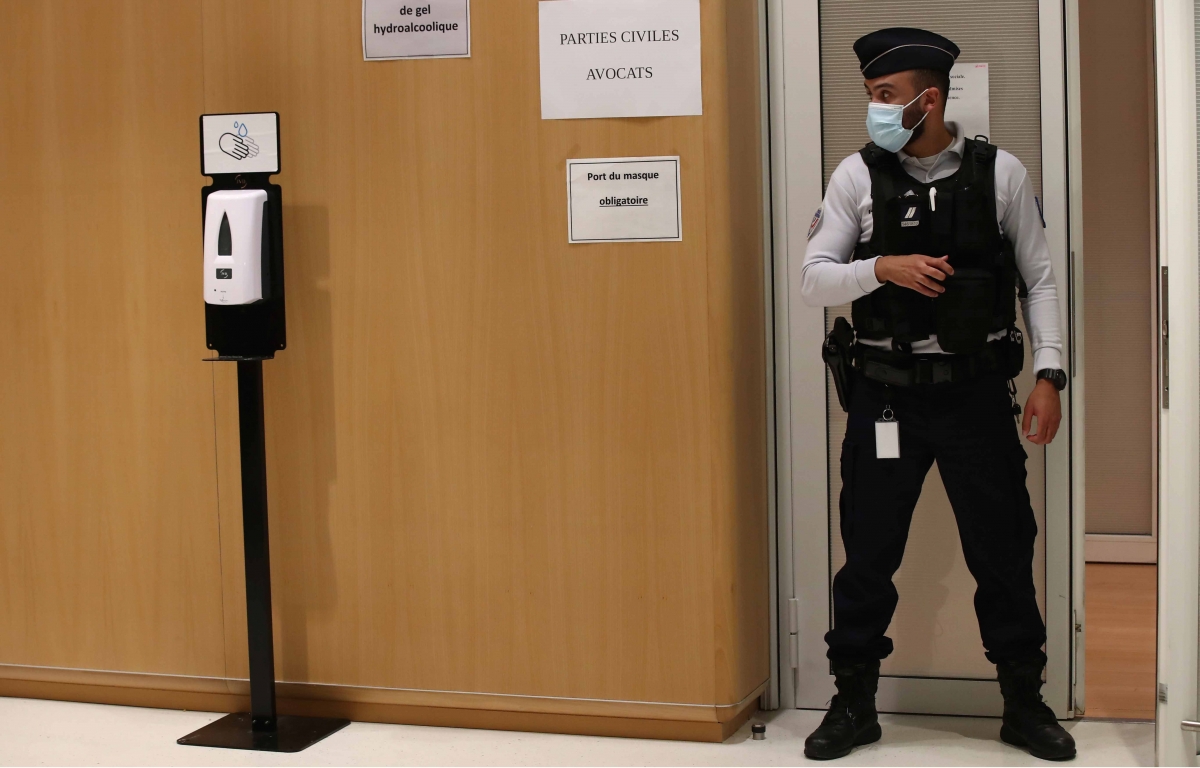 Wegen der Terrorismusgefahr und der Pandemie waren besondere Sicherheitsmaßnahmen erforderlich. Raum der Anwälte der Nebenkläger im Pariser Gerichtsgebäude, 16. Dezember
