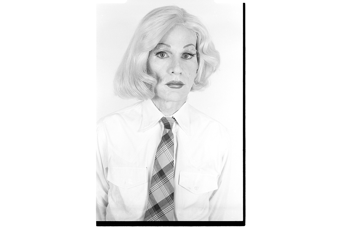 Andy Warhol mit Perücke