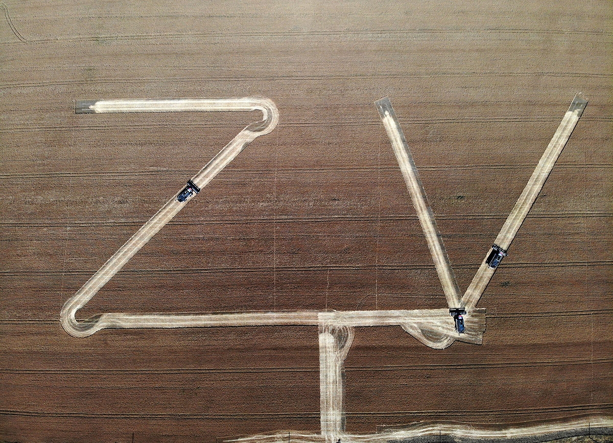 Buchstaben Z und V in einem Kornfeld