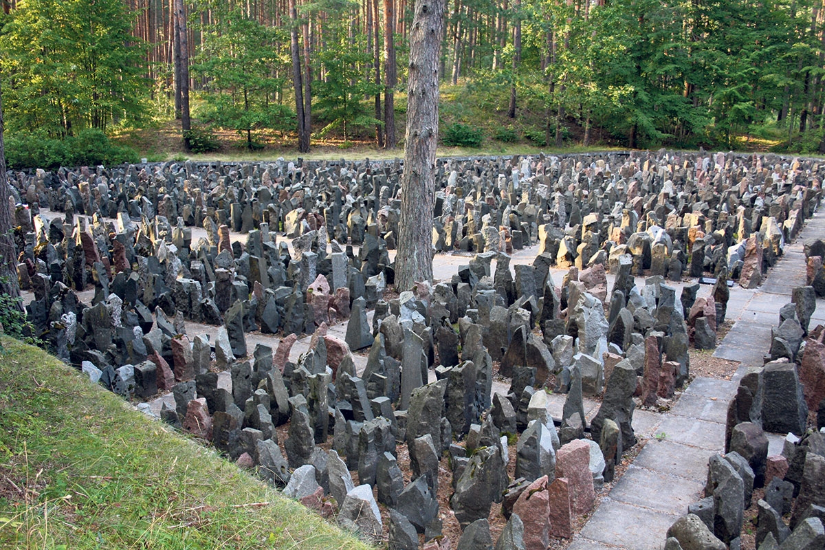 4 000 Granitsteine erinnern in Biķernieki an die jüdischen Opfe