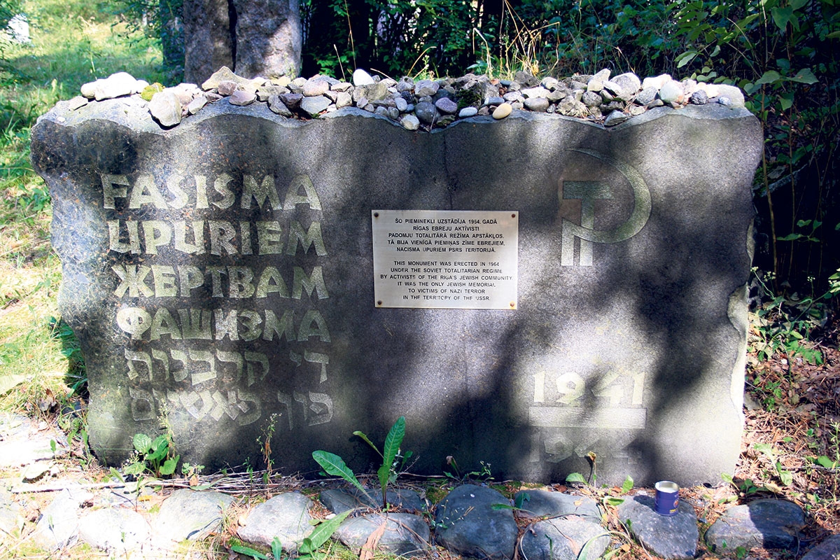 Gedenktafel aus dem Jahr 1964 im Wald von Rumbula