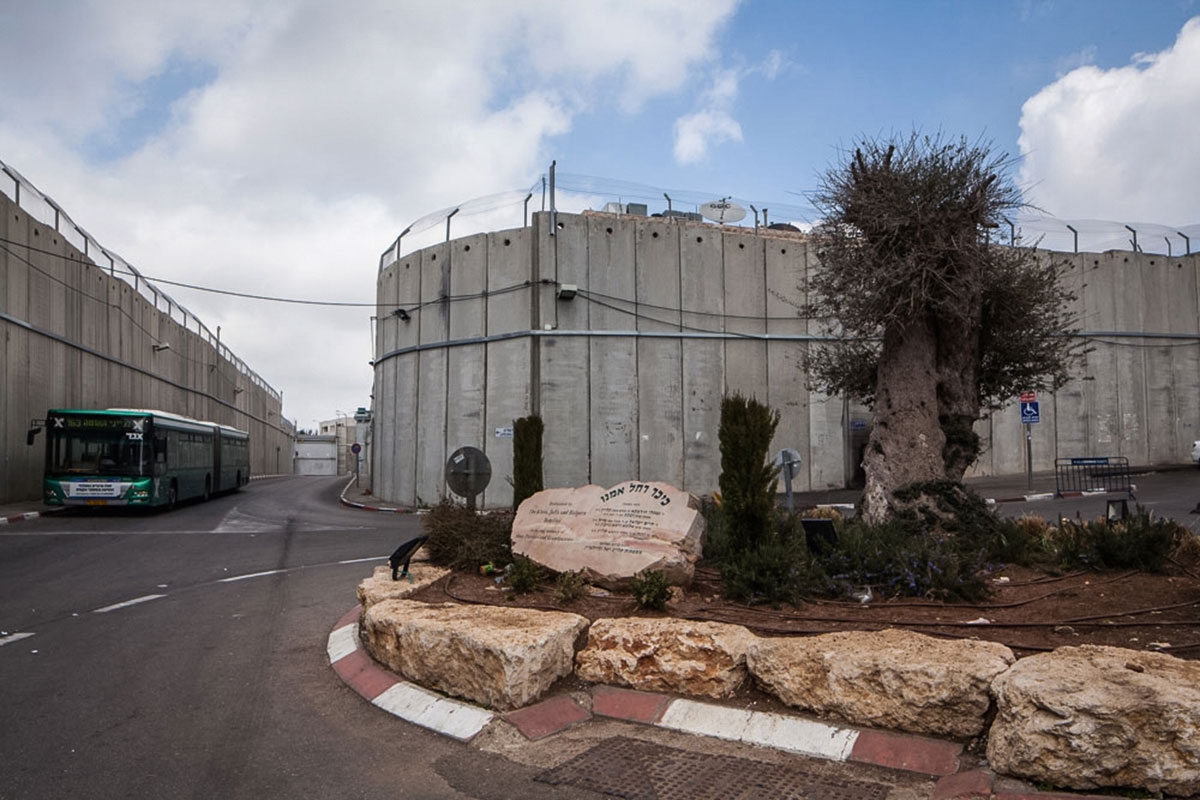Eine riesige Mauer umgibt das Rahelgrab bei Bethlehem