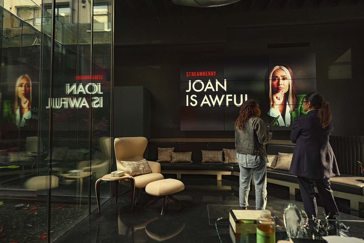 Joan, auf der die KI-generierte Serie »Joan Is Awful« basiert, ist viel netter als die Version von ihr, die Salma Hayek Pinault darstellt