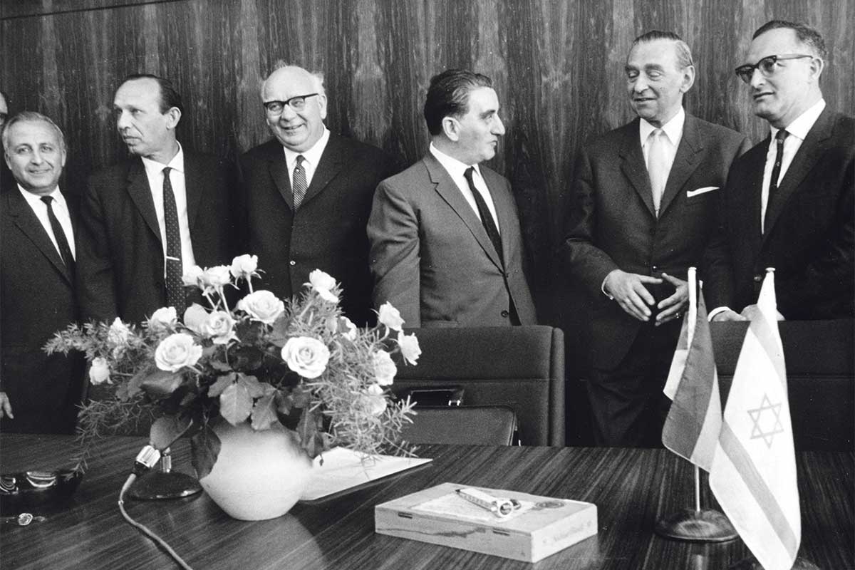 Vertreter des israelischen Gewerkschaftsbunds Histadrut beim DGB-Vorsitzenden Ludwig Rosenberg (2. v. r.) in Düsseldorf 1967