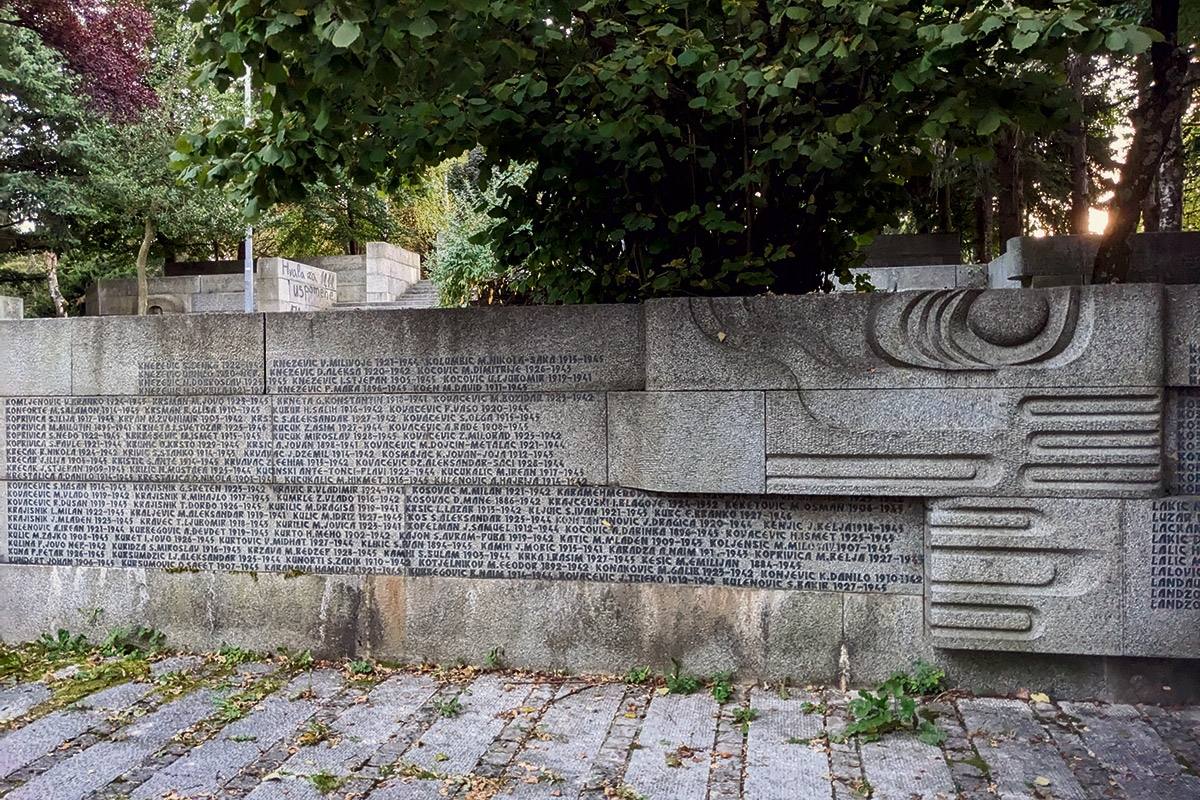11.000 Namen. Mauer im Gedenkpark Vraca in Sarajevo für die von der Ustaša Ermordeten