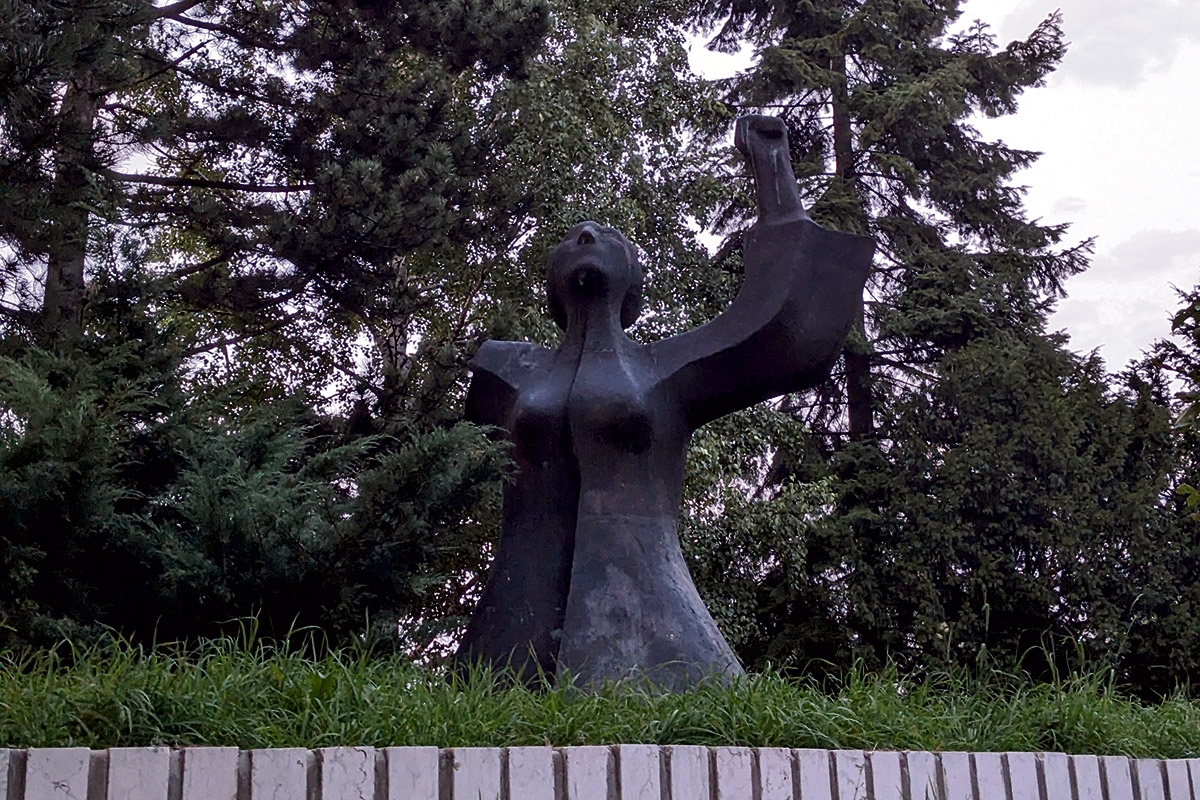 Entwendeter Arm. Denkmal für die Antifaschistische Frauenfront Jugoslawiens 