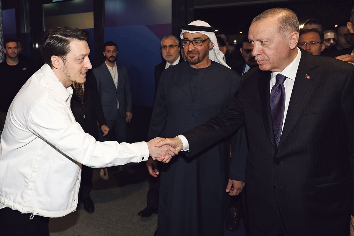Wenn Fußballer Politik machen. Mesut Özil begrüßt den türkischen Präsidenten Recep Tayyip Erdoğan in Istanbul im Juni