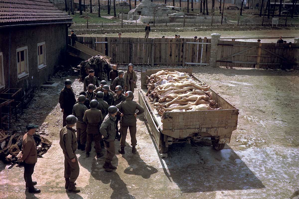 Amerikanische Soldaten Anfang April 1945 nach der Befreiung des ­Konzentrationslagers Buchenwald vor einem Anhänger mit Leichen