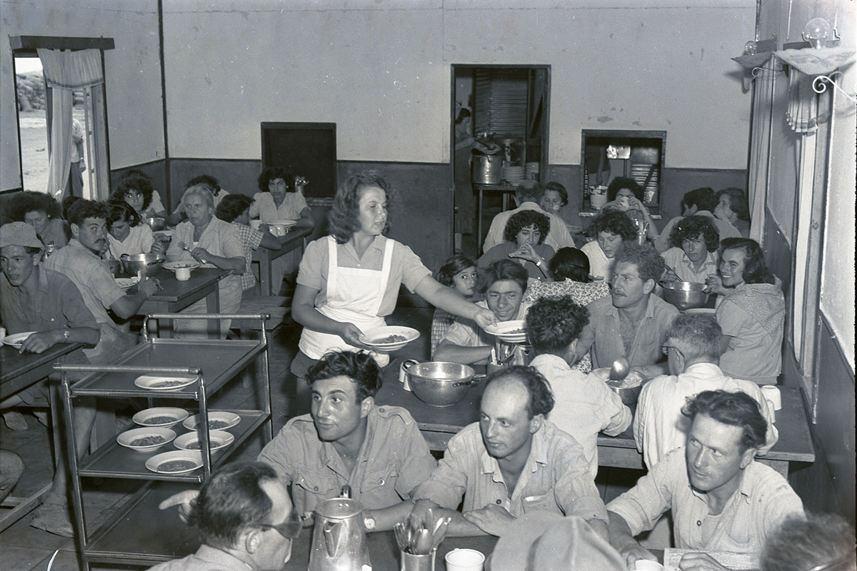 Essen im Gemeinschaftssaal. Kibbuz Tzuba bei Jerusalem, in dem Jonathan Grossman lebt, im Jahr 1950