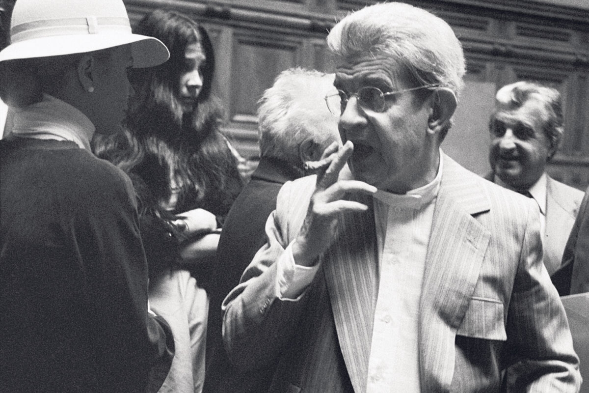 Gisèle Freund fotografiert Jacques Lacan mit einer schwungvoll gekrümmten Zigarre in Paris