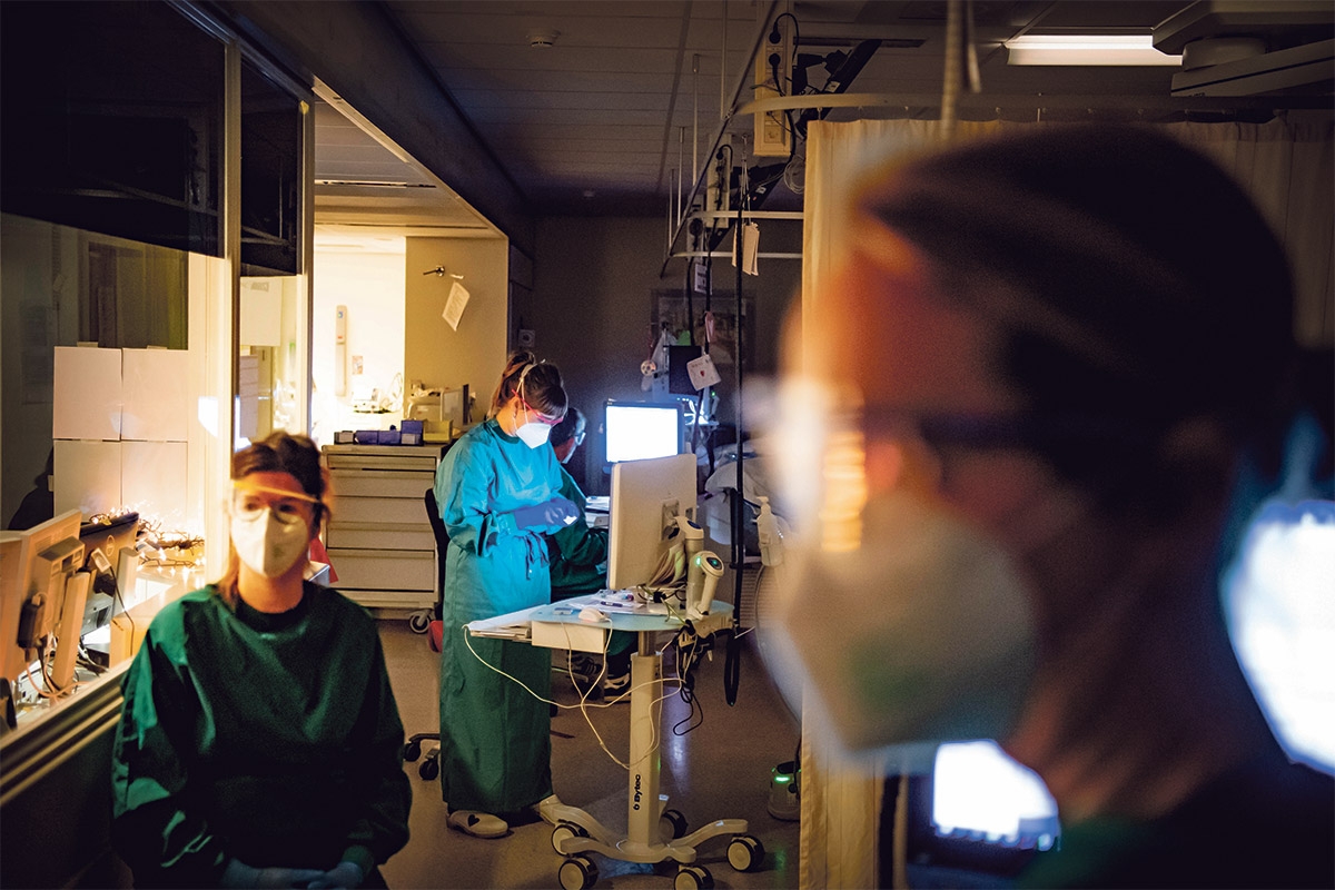 Erschöpfung und Ungewissheit. Pflegekräfte einer Intensivstation in den Niederlanden versorgen zu Beginn der Pandemie mit Covid-19 infizierte Patienten, 10. Dezember 2020