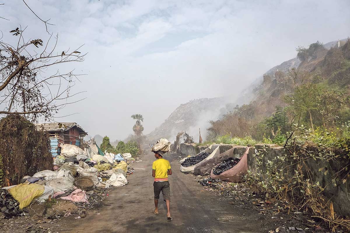 Auf der Suche nach Verwertbarem: Ein Sammler am ständig brennenden Müllberg in Dhapa