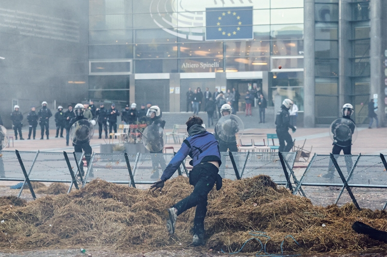 Das Europaparlament wird belagert. Am 1. Februar demonstrierten Landwirt:innen in Brüssel