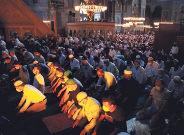 Endlich wieder Moschee. Gläubige beim Gebet in der Hagia Sophia, Istanbul, 24. Juli