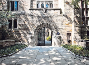 Steht dieses Tor der Universität Yale vor allem Juden offen? Das behaupten unter dem Hashtag #JewishPrivilege bei Twitter Rechte wie auch Linke