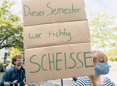 Studierende bei Protesten vor dem niedersächsischen Wissenschaftsministerium mit Schild: Dieses Semester war richtig Scheisse.