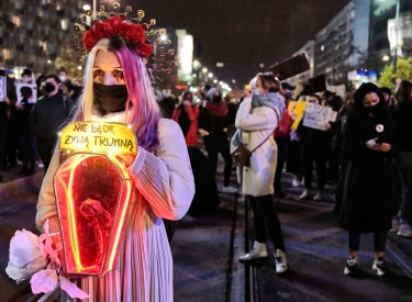 Demonstrantin protestiert in Warschau gegen Gesetze zum Schwangerschaftsabbruch in Polen