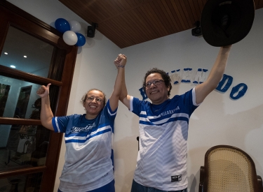 Miguel Mora (r) und Lucía Pineda (l) freuen sich über ihre Freilassung