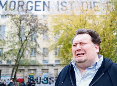 Der Komiker Daniel-Ryan Spaulding dreht gerne Videos vor dem Berliner Technoclub »Berghain«