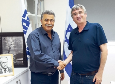 Eli Holtzman und Amir Peretz von der israelischen Partei Avoda