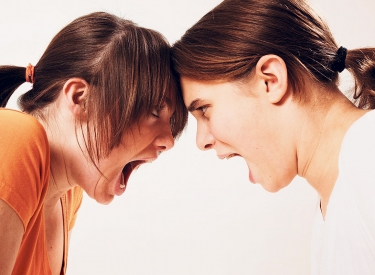 Zwei Frauen schreien sich an